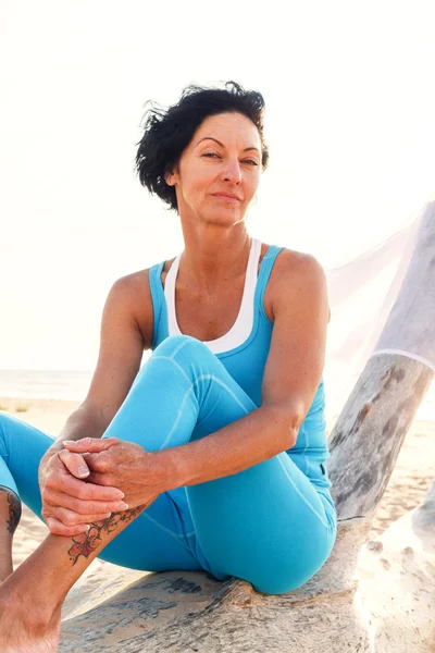 Middle age woman on a beach. — Stock Photo, Image