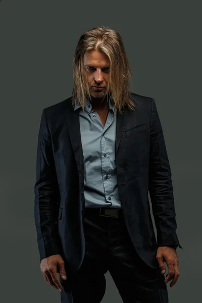 Long hair man in suit possing. — Stock Photo, Image