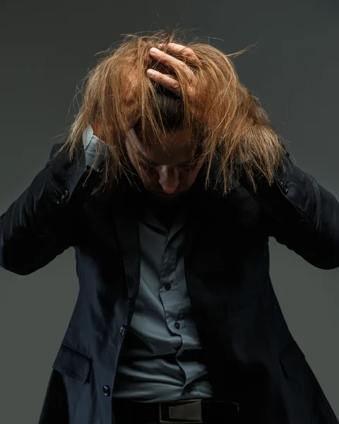 Homem de cabelo longo em terno possuindo . — Fotografia de Stock