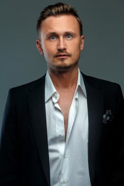 Takım elbiseli adam yakışıklı iş.