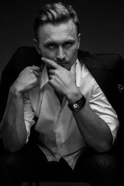 Korku veren iş adamı ile bir takım elbise.