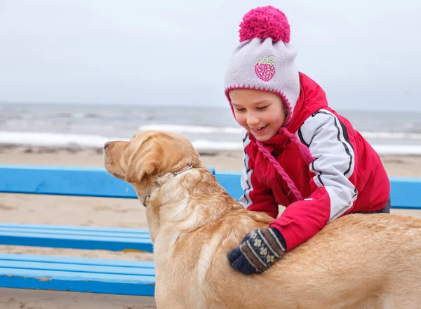 Küçük kız possing ile bir köpek. — Stok fotoğraf