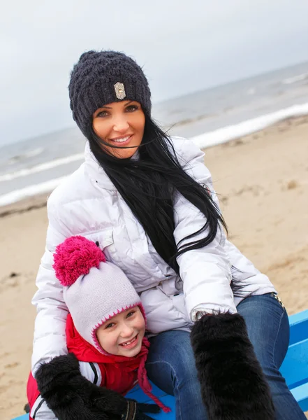 Madre y doughter en una playa . — Foto de Stock