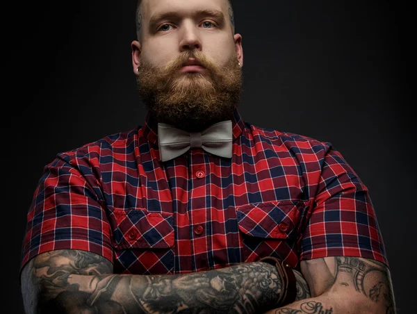 Man in red shirt and bow tie. — Stock Photo, Image