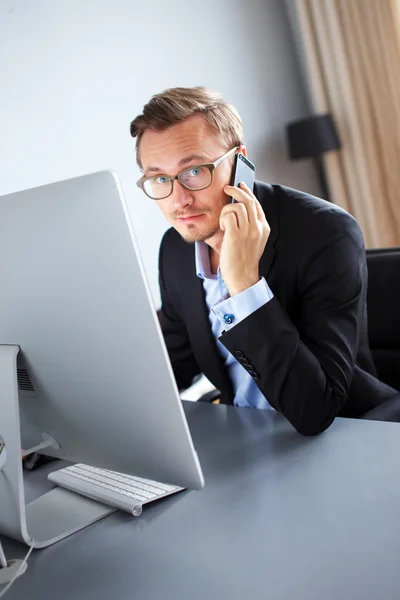 Beau homme d'affaires au bureau. — Photo