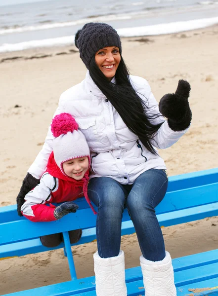 Moeder en dochter op een strand — Stockfoto