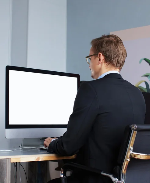 Jeune homme d'affaires travaillant au bureau . — Photo