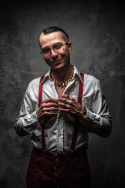 Adam kırmızı pantolon ve beyaz gömlek.