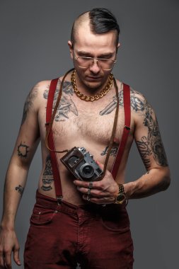 Çıplak gövde fotoğraf makinesi tutan adamla.