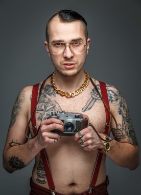Dövmeli adam fotoğraf kamera tutarak