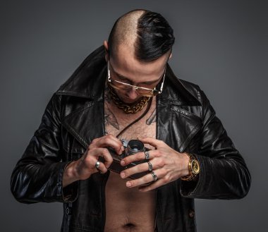 fotoğraf makinesi tutan adam.