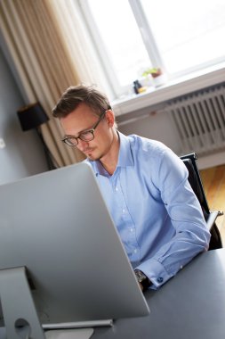 Genç iş adamı ofiste..