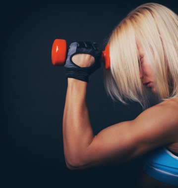 Kız holding dumbbel Studio