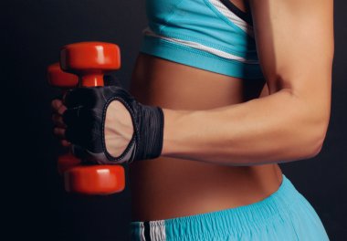 Kız holding dumbbel Studio