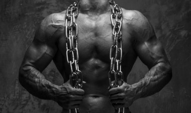 Zinciri ile kas genç adam.