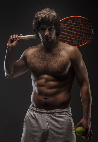 Hane med naken överkropp och tennis racket. — Stockfoto