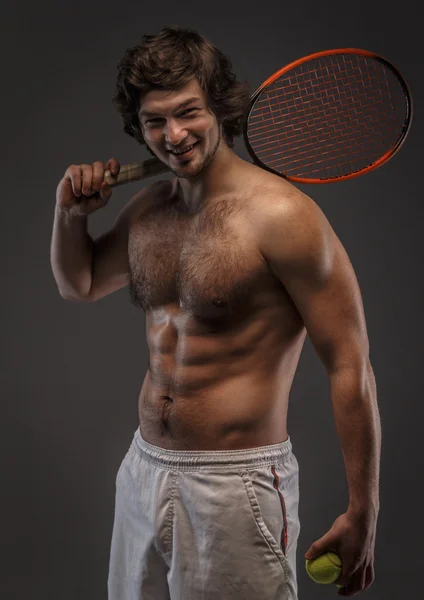 Varón con torso desnudo y raqueta de tenis . — Foto de Stock