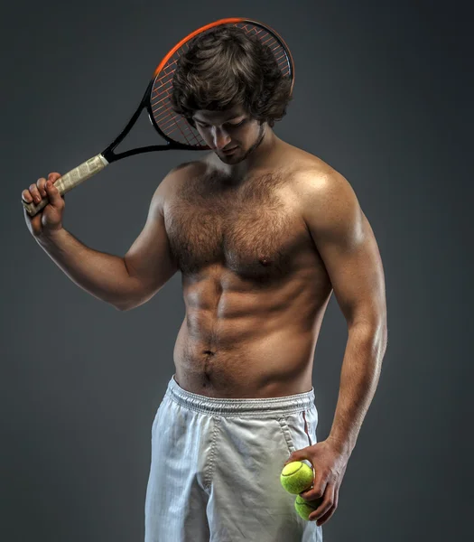 Mann med naken overkropp og tennisracket . – stockfoto