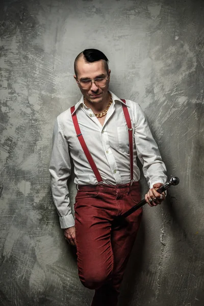 Uomo in pantaloni rossi e camicia bianca . — Foto Stock