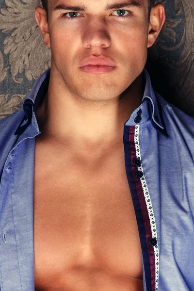 Awesome mannelijk model in shirt. — Stockfoto