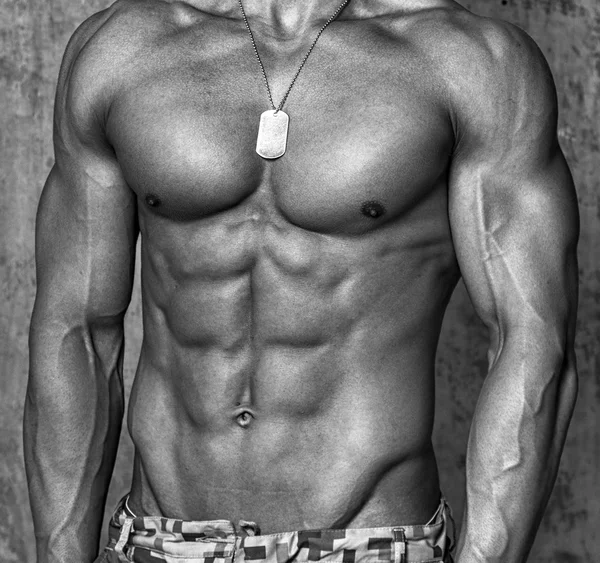 Grauer muskulöser männlicher Körper. — Stockfoto