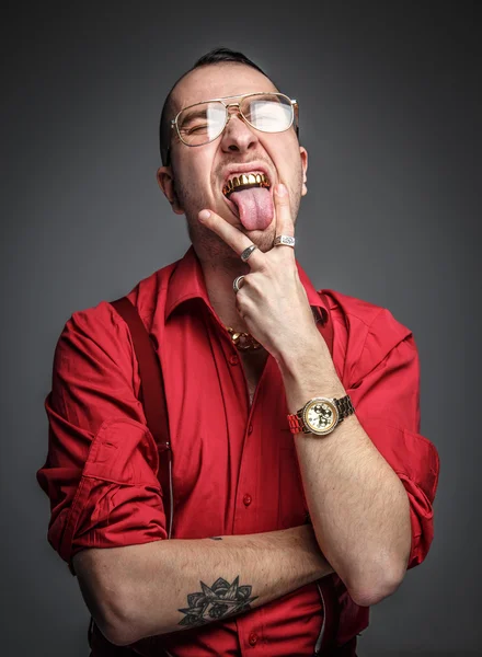 Man in rode t shirt in studio. — Stockfoto