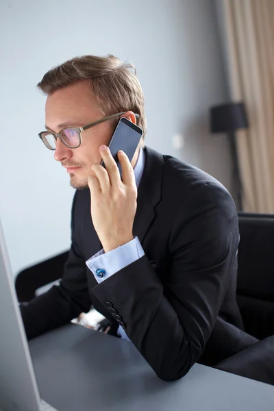 Jonge zakenman werken in office. — Stockfoto