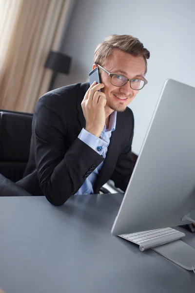 Joven hombre de negocios trabajando en la oficina . — Foto de Stock