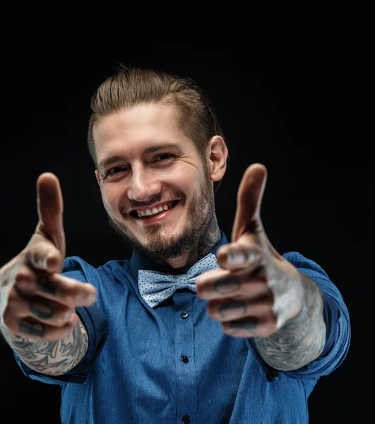 Retrato de um homem de camisa azul . — Fotografia de Stock