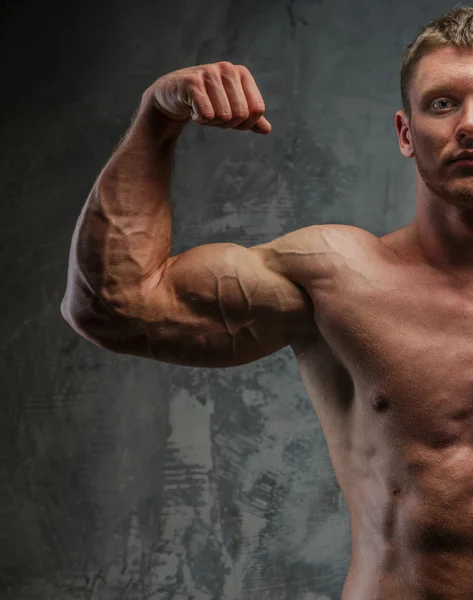 Homem muscular com grande corpo — Fotografia de Stock