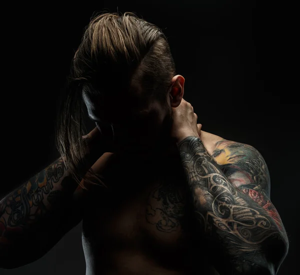 Retrato de un hombre con tatuajes. — Foto de Stock