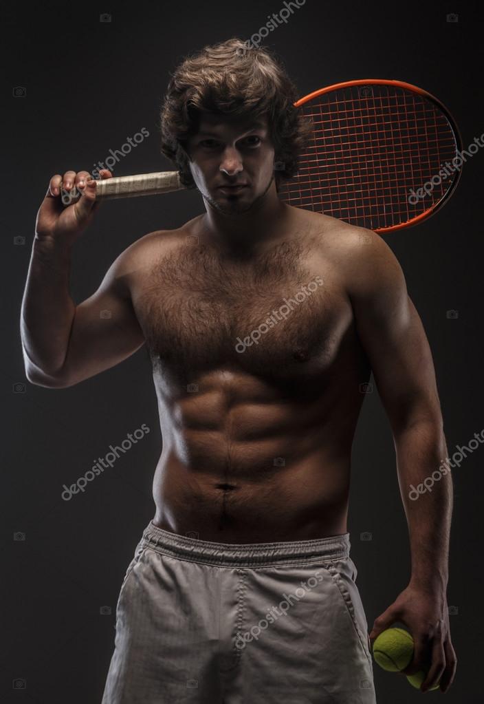 Varón con torso desnudo y raqueta de tenis . — Foto de stock #66175539