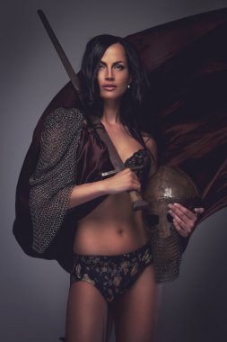 Kılıç ve miğfer holding Goregeous kadın savaşçı pozlar