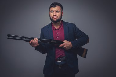 Elinde silah olan güçlü iş adamı