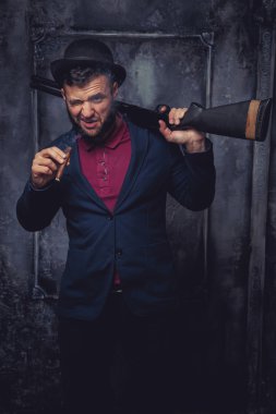 Elinde silah olan güçlü iş adamı