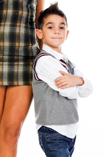 Menino posando perto das pernas da mãe . — Fotografia de Stock