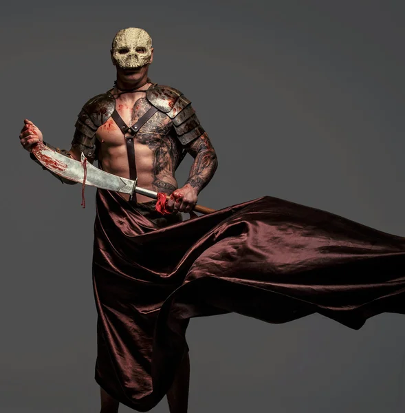 Combattant médiéval tatoué dans un masque de crâne — Photo