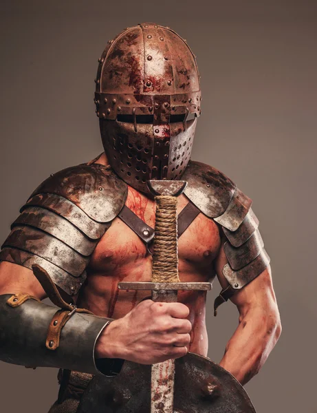 Гладиатор держит щит и меч — стоковое фото