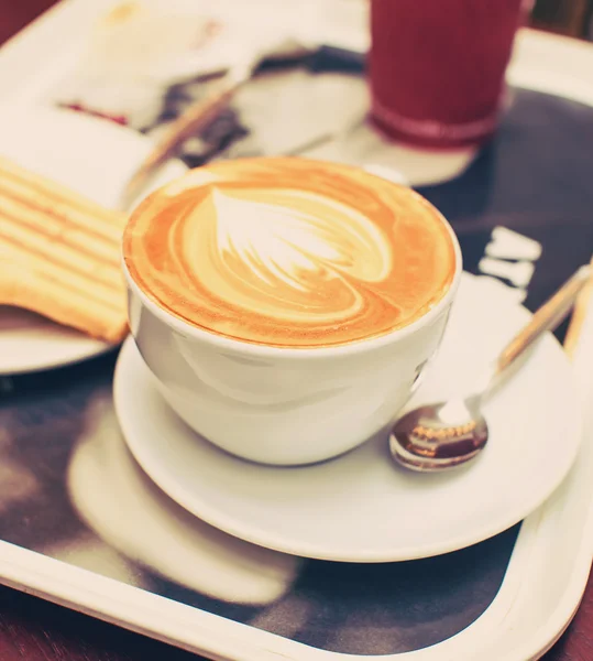 Café con leche y panqueque para el desayuno — Foto de Stock