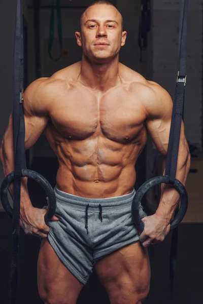 Bodybuilder pose et montre ses muscles — Photo