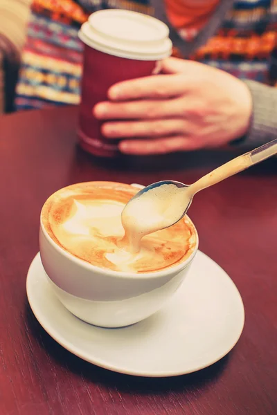 Kaffekopp och sked i skum — Stockfoto