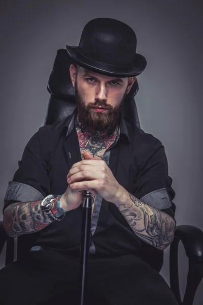 Varón tatuado sosteniendo caña — Foto de Stock