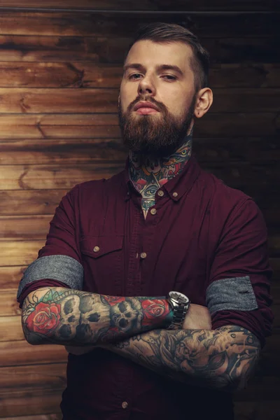 Hombre tatuado mirando seriamente — Foto de Stock