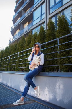 Harika kız poz bir köpek