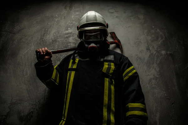 Bombeiro em uniforme — Fotografia de Stock