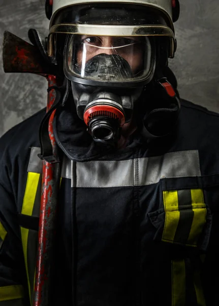 Bombeiro em uniforme — Fotografia de Stock