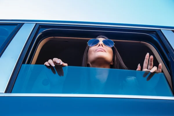 Девушка в синих солнцезащитных очках — стоковое фото