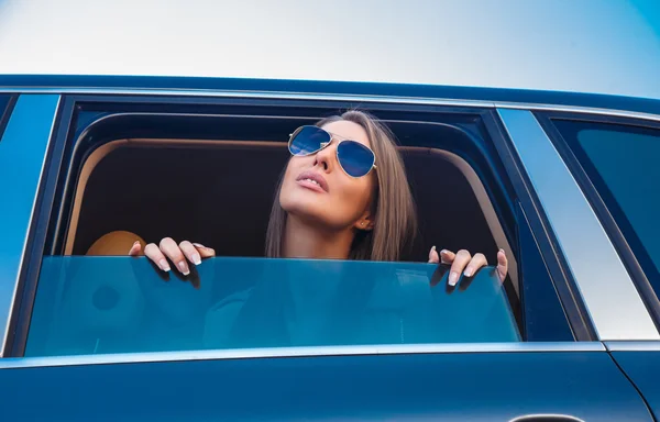 Impressionante ragazza in occhiali da sole blu — Foto Stock