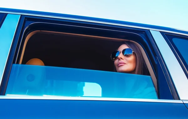 Impresionante chica en gafas de sol azules — Foto de Stock