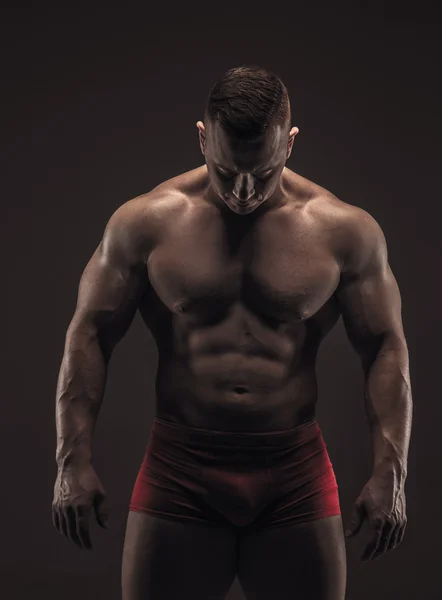 Muscular masculino no estúdio — Fotografia de Stock